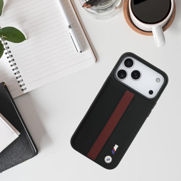 Etui BMW M Perforated Stripe Logo        MagSafe do iPhone 17 Pro Max czerwony