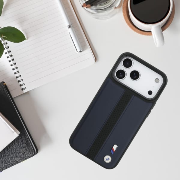 Etui BMW M Perforated Stripe Logo        MagSafe do iPhone 17 Pro Max granatowy