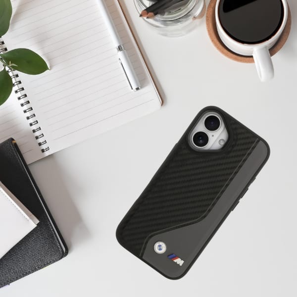 Etui BMW M Carbon Logo MagSafe do iPhone 17 antracyt