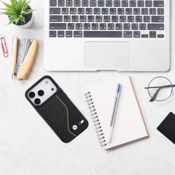 Etui BMW M Carbon Line & Logo MagSafe do iPhone 17 Pro żółty