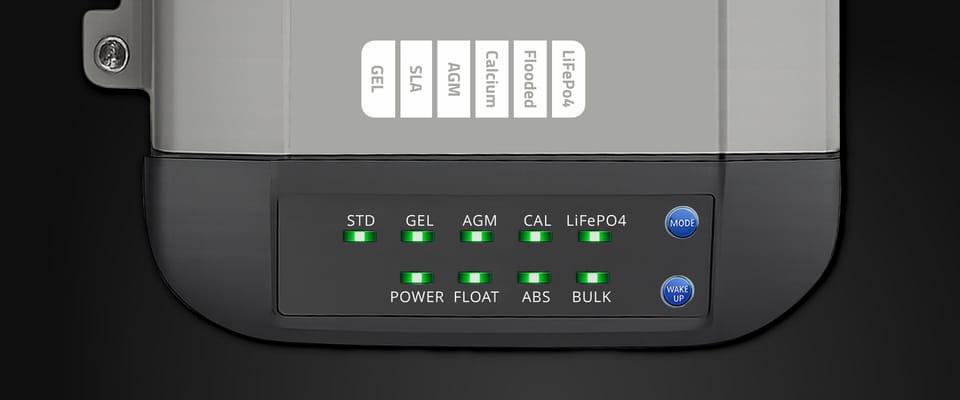 Qoltec Inteligentna ładowarka Monolith do akumulatorów LiFePO4 AGM GEL SLA | 10A | 24V
