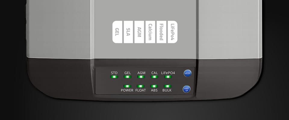 Qoltec Inteligentna profesjonalna ładowarka Monolith do akumulatorów LiFePO4 AGM GEL SLA | 50A | 12V