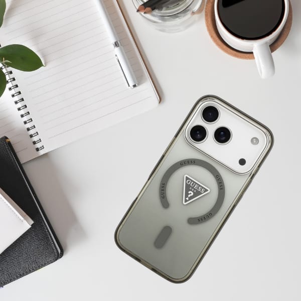Etui Guess IML Gradient Triangle Logo    MagSafe do iPhone 17 Pro khaki