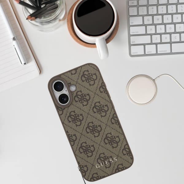 Etui Guess 4G Charms Collection MagSafe  do iPhone 17 brązowy