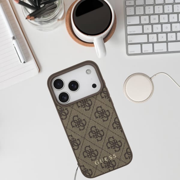 Etui Guess 4G Charms Collection MagSafe  do iPhone 17 Pro brązowy