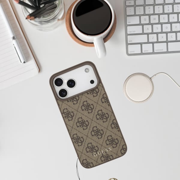 Etui Guess 4G Charms Collection MagSafe  do iPhone 17 Pro Max brązowy