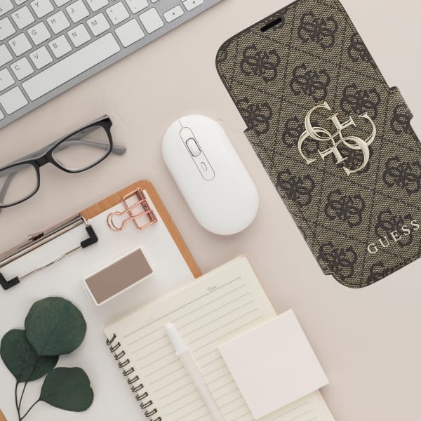 Etui Guess Book 4G Metal Logo do iPhone  17 Pro brązowy