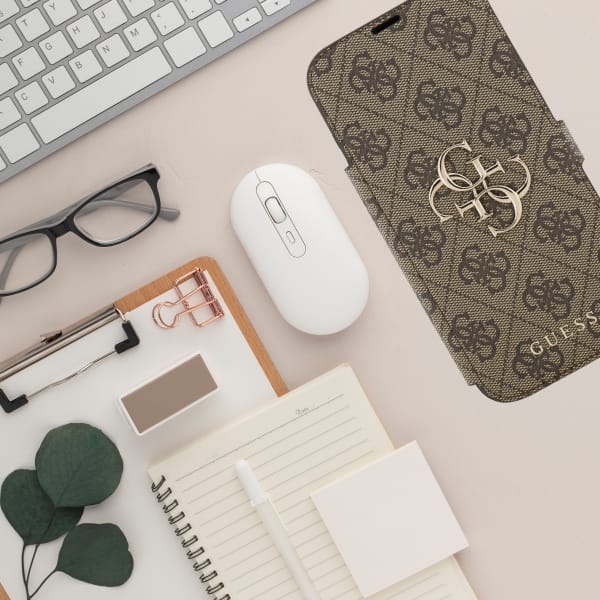 Etui Guess Book 4G Metal Logo do iPhone  17 Pro Max brązowy