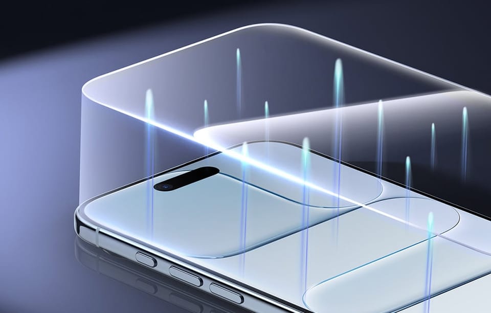 Przezroczysta szybka ochronna unosząca się nad ekranem telefonu, obrazująca idealne dopasowanie i pełne pokrycie ekranu