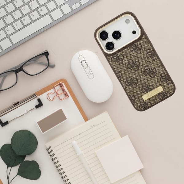 Etui Guess 4G Logo Plate MagSafe do iPhone 17 Pro brązowy
