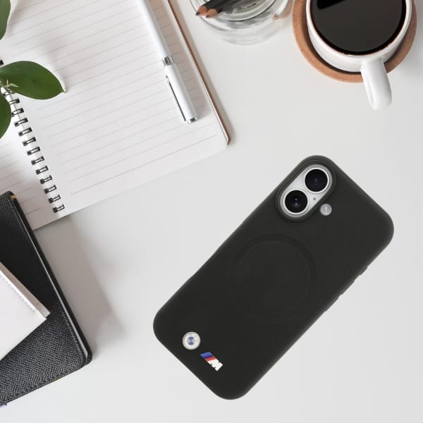 Etui BMW M FW Metal Logo MagSafe do      iPhone 17 czarny