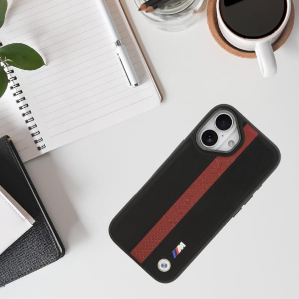 Etui BMW M Perforated Stripe Logo        MagSafe do iPhone 17 czerwony