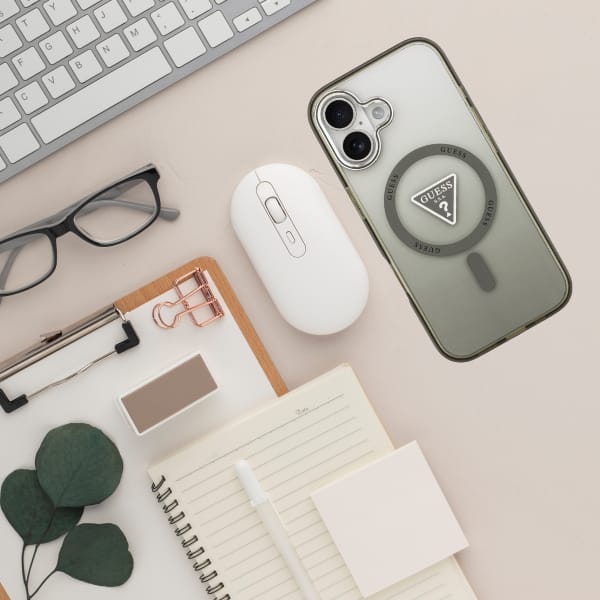 Etui Guess IML Gradient Triangle Logo    MagSafe do iPhone 17 khaki