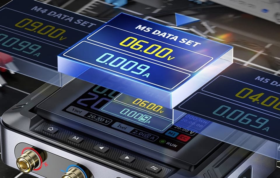 Zdjęcie przedstawia interfejs mini zasilacza laboratoryjnego.