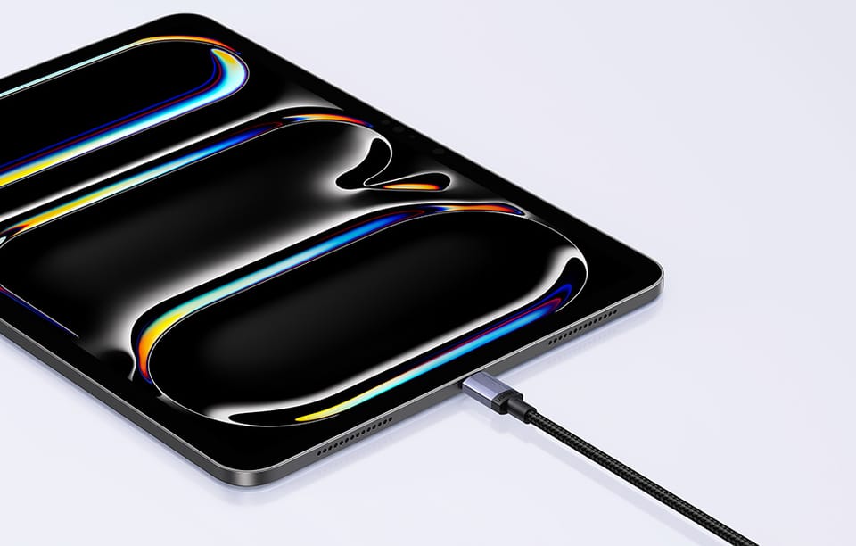 Kabel Ugreen L532 podłączony do tabletu, na którym wyświetlana jest kolorowa grafika.