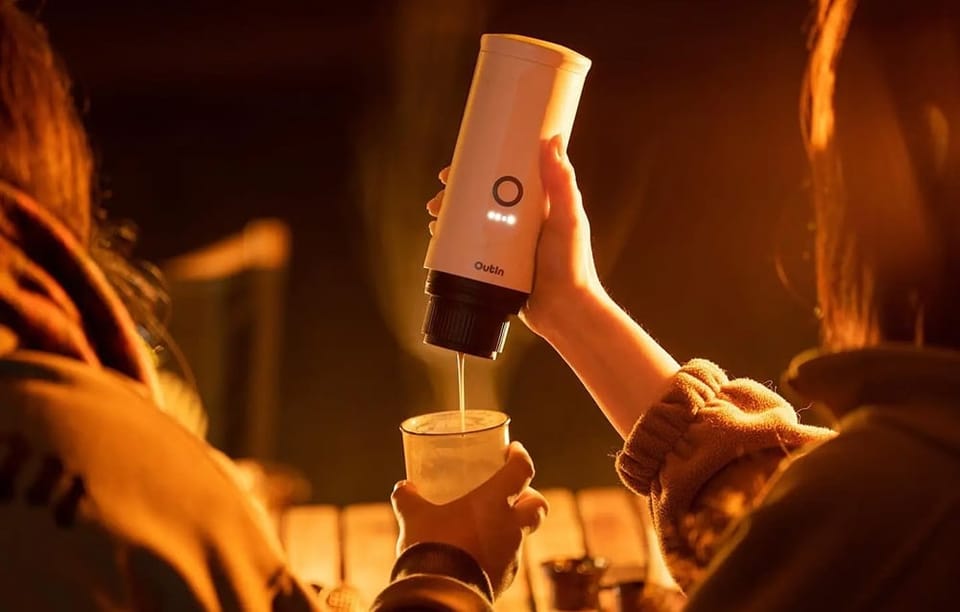 Kobieta parzy kawę za pomocą bezprzewodowego ekspresu do kawy Outin.