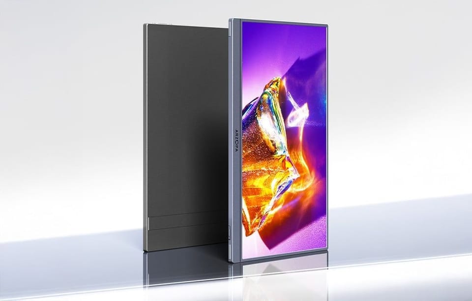 Monitor Arzopa ustawiony pionowo obok tylnej części obudowy urządzenia, z ekranem pokazującym abstrakcyjną grafikę