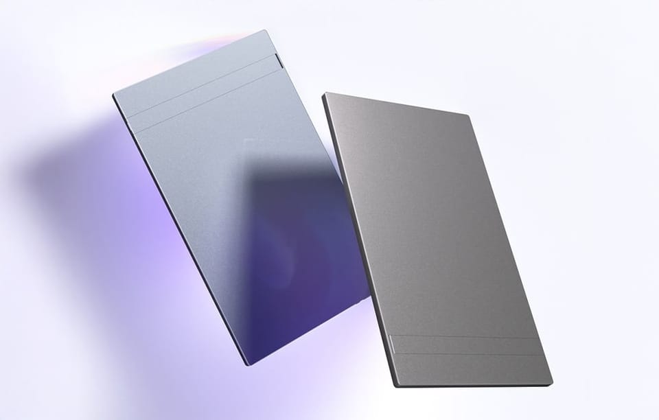 Dwa przenośne monitory widziane z tyłu na jasnym tle