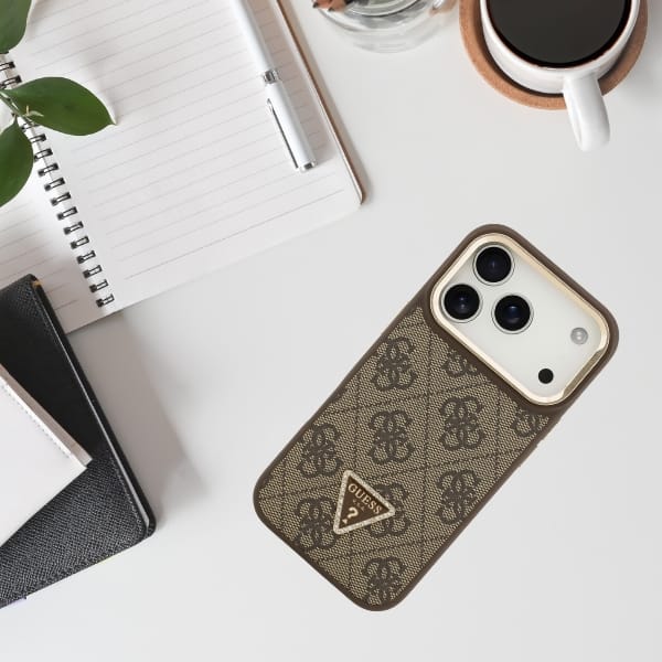 Etui Guess 4G PU Triangle Logo & Stand   Camera Magsafe do iPhone 17 Pro brązowy