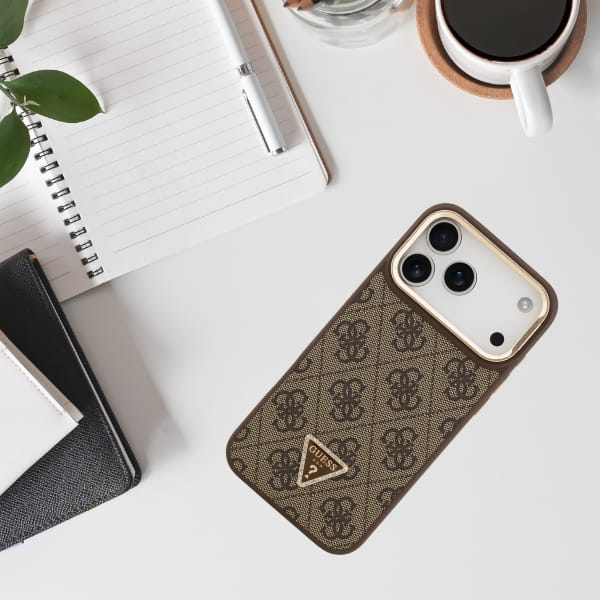 Etui Guess 4G PU Triangle Logo & Stand   Camera Magsafe do iPhone 17 Pro Max brązowy