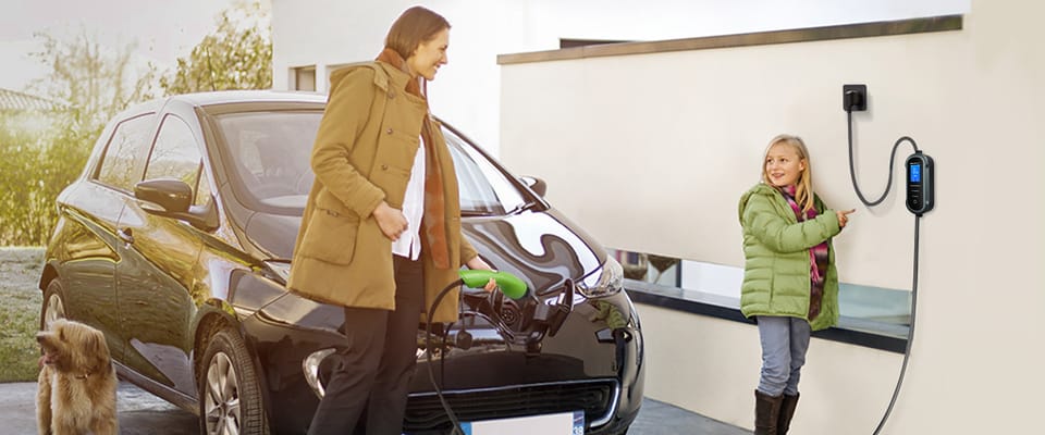 Qoltec Mobilna ładowarka do samochodu elektrycznego EV z regulacją 2w1 Typ2 | 3.5kW | 230V | Wi-fi | LCD | Przenośna | 5m