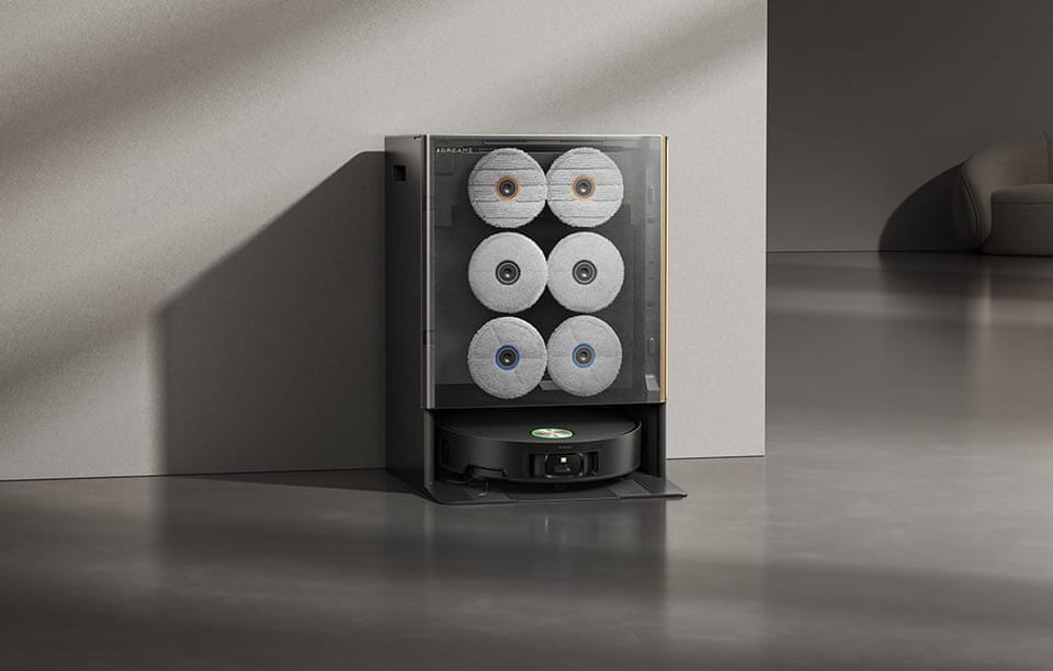 Stacja dokująca robota sprzątającego Dreame Matrix10 Ultra oparta o szarą ścianę.