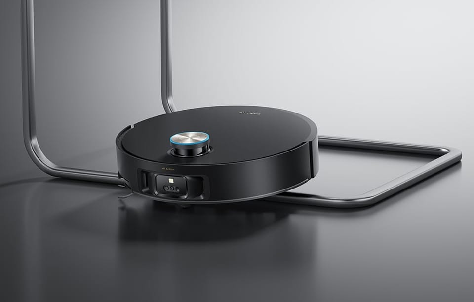 Robot sprzątający Dreame Matrix10 Ultra wjeżdżający na metalowe nogi krzesła.