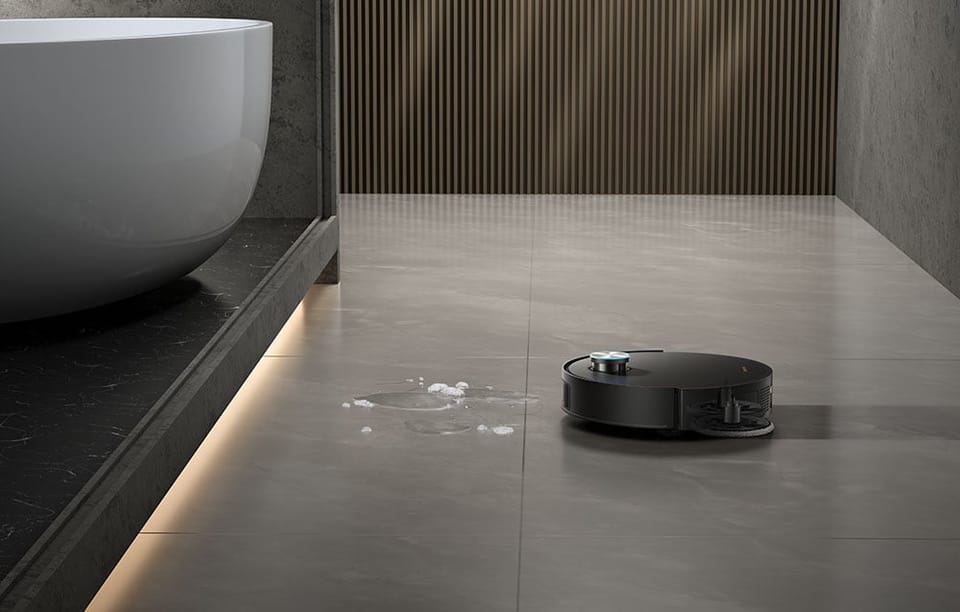 Robot sprzątający Dreame Matrix10 Ultra mopujący podłogę w łazience.