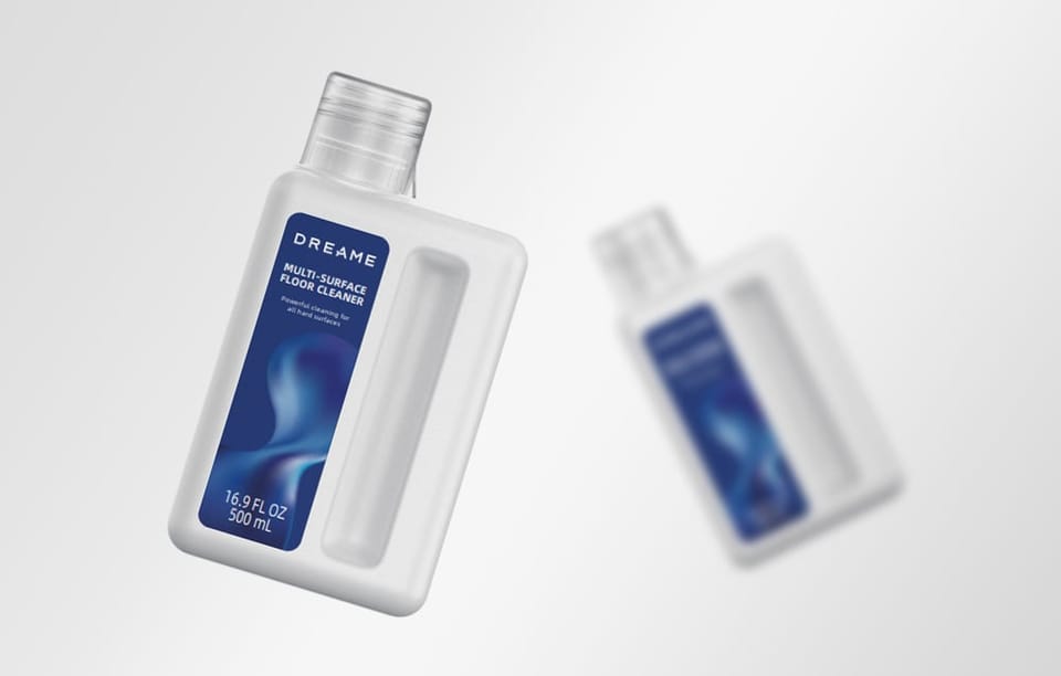 Biała butla z płynem, a na niej niebieska naklejka z białym tekstem, w tle druga butla