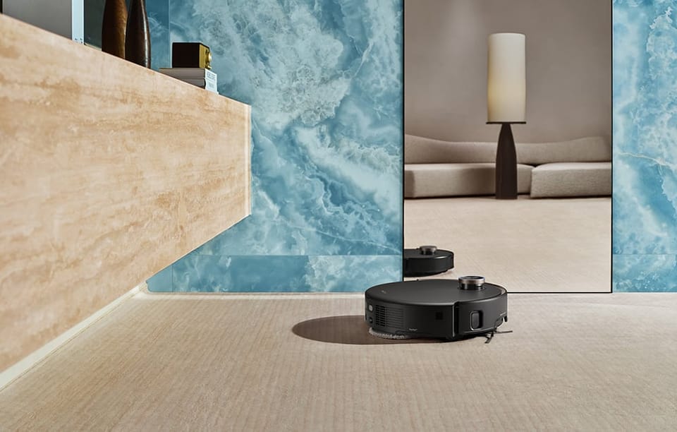 Robot sprzątający odkurza podłogę.