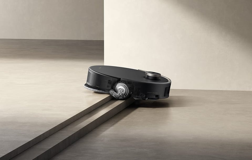 Robot sprzątający pokonuje progi.