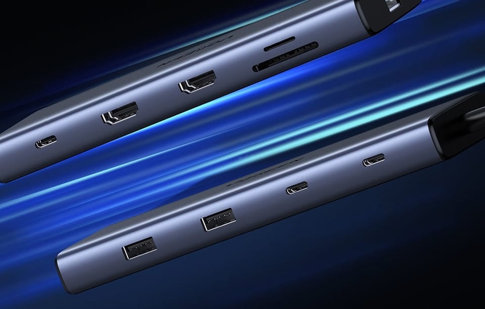 Dwa huby pokazane bokiem na tle niebieskich pasków