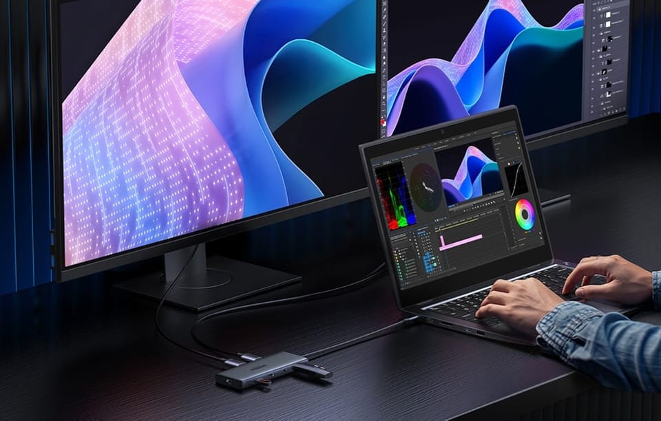 Laptop yświetlający oprogramowanie do edycji grafiki i wideo podłączony do dwóch monitorów przez hub