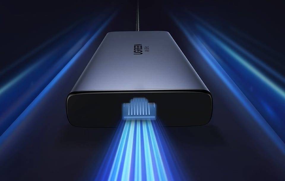 Widok od dołu na hub UGREEN z podłączonym kablem, otoczony efektami świetlnymi symbolizującymi szybki transfer danych