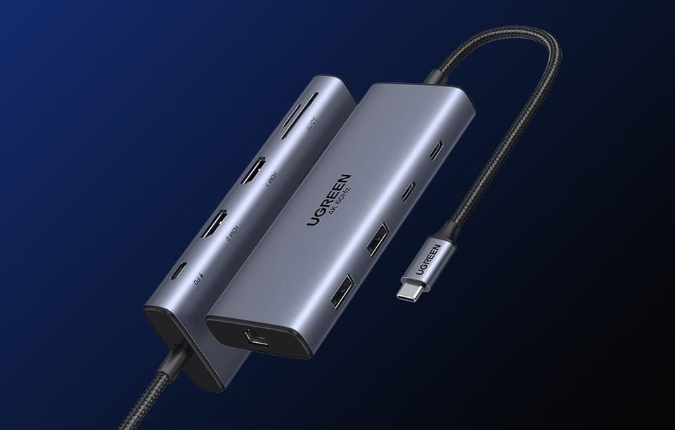 Dwa huby UGREEN pokazujące różne porty na ciemnoniebieskim tle