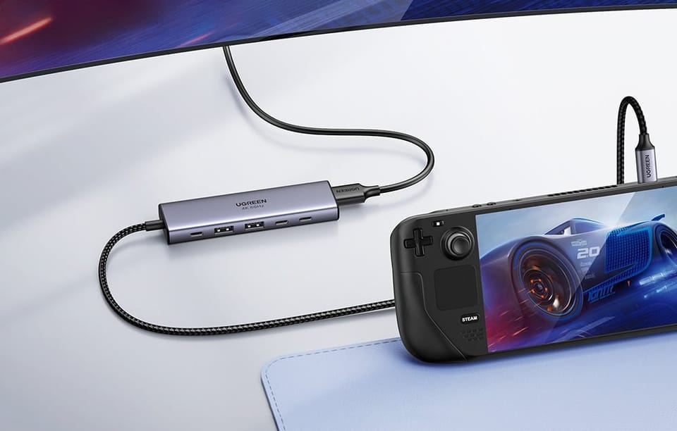 Hub UGREEN połączony ze Steam Deckiem i monitorem, używany jako stacja dokująca do grania.