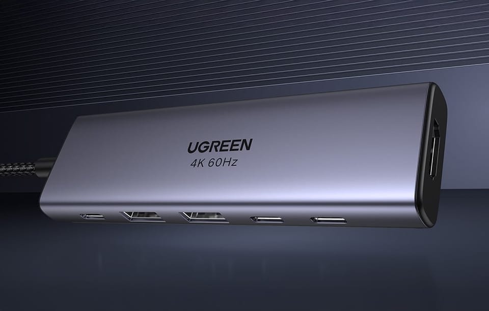 Aluminiowy hub UGREEN 4K 60Hz z kilkoma portami USB-C, USB-A i HDMI, widoczny z boku na ciemnym tle.