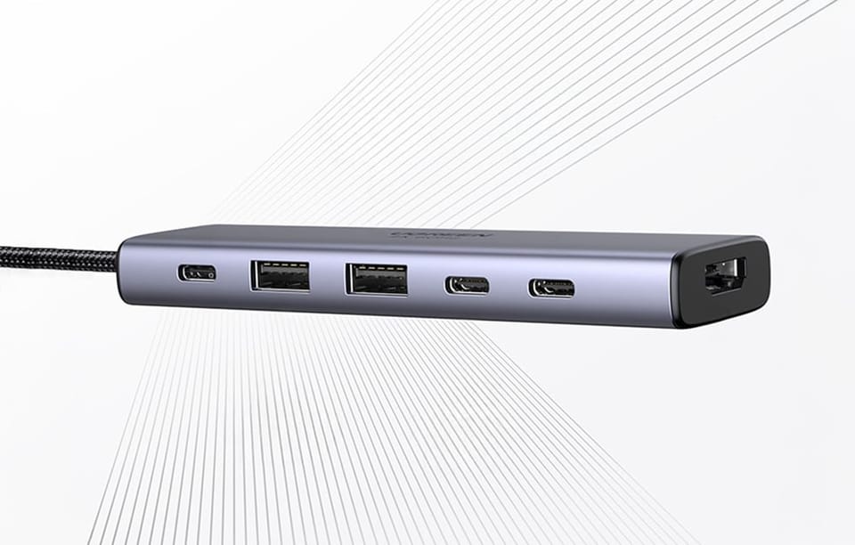 ub UGREEN z widocznymi portami USB-A, USB-C i Ethernet, pokazany z perspektywy bocznej.