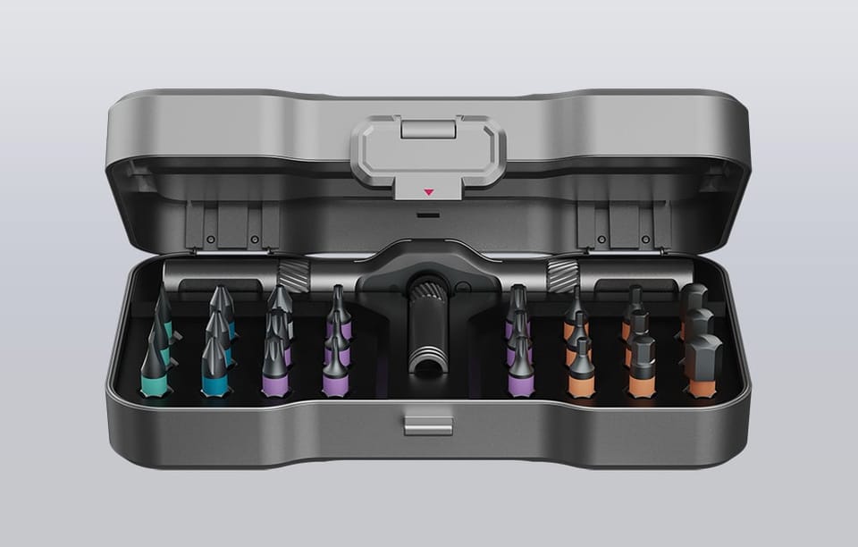 Półotwarte etui z wkrętakiem i zestawem bitów na szarym tle