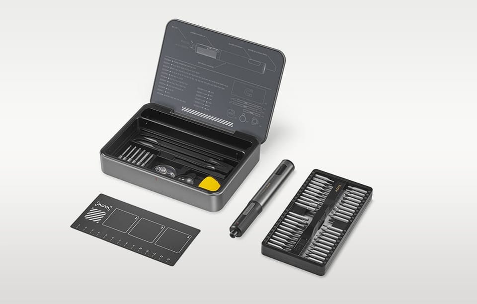 Wkrętak elektryczny, zestaw bitów, etui i podkładka na szarym tle