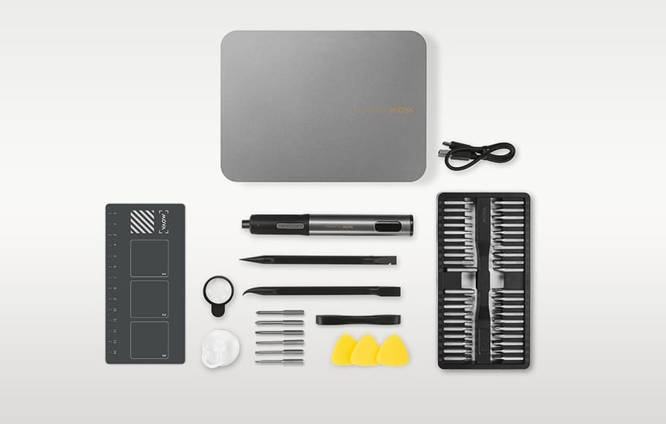 Wkrętak elektryczny MOVA, bity, etui, kabel i akcesoria na szarym tle