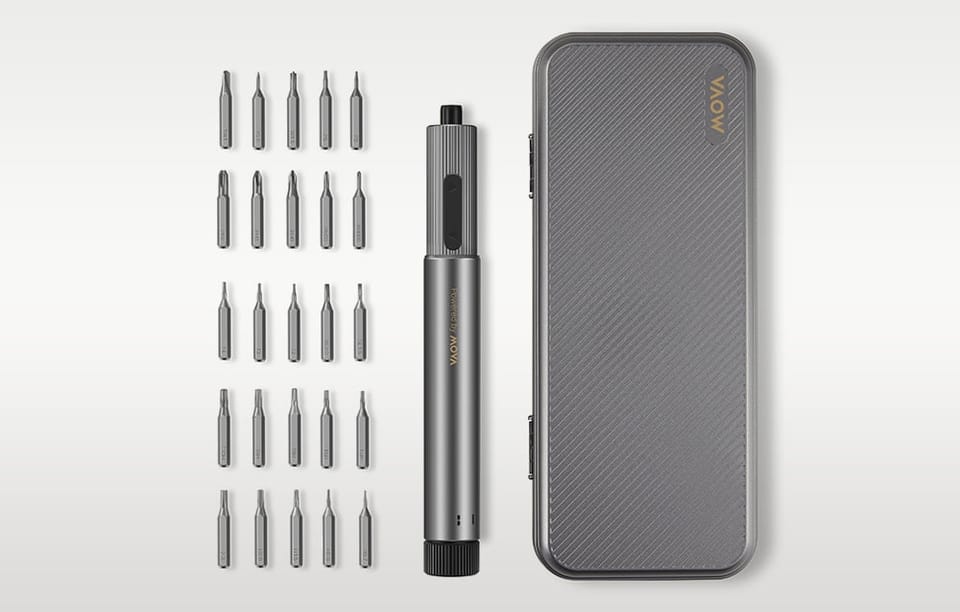 Wkrętak elektryczny, zestaw bitów i zamknięte etui na szarym tle