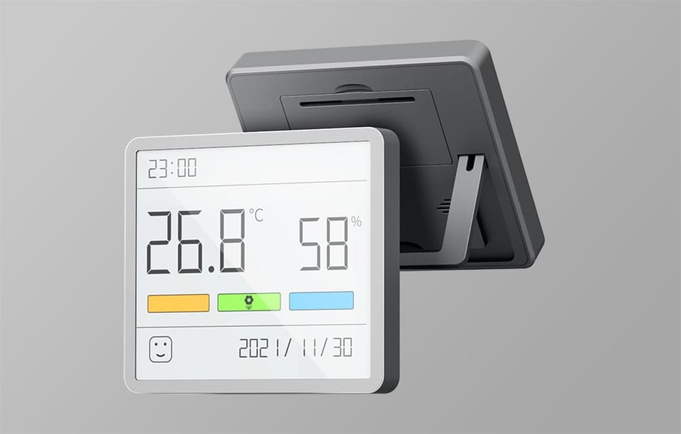 Dwa termo-higrometry MOVA na szarym tle