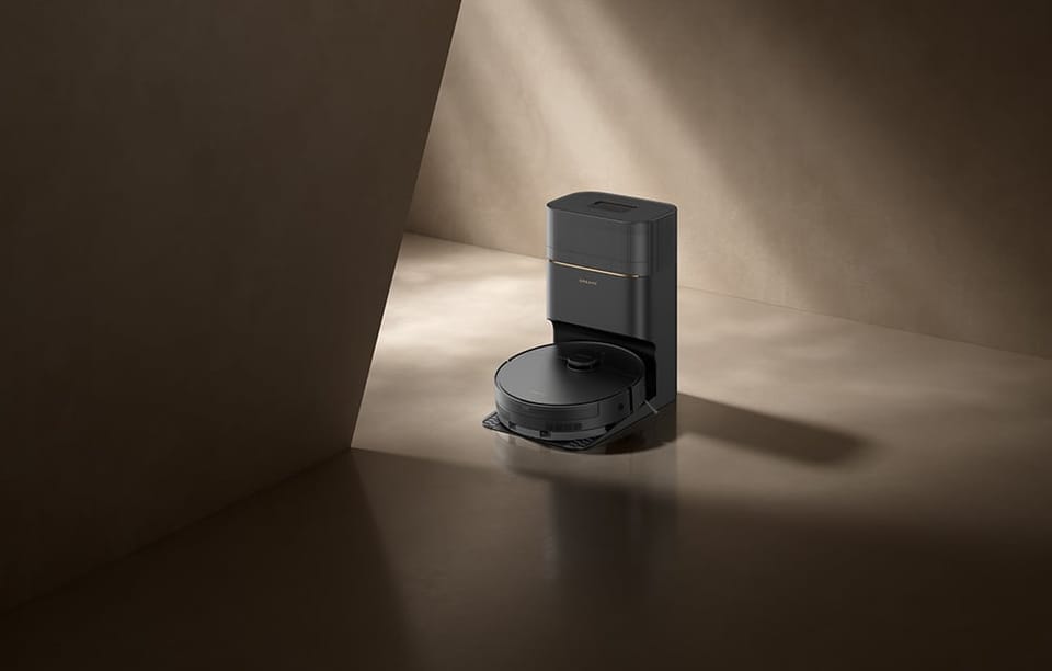 Robot Dreame D20 Pro Plus w stacji dokującej w minimalistycznym wnętrzu o neutralnych barwach.