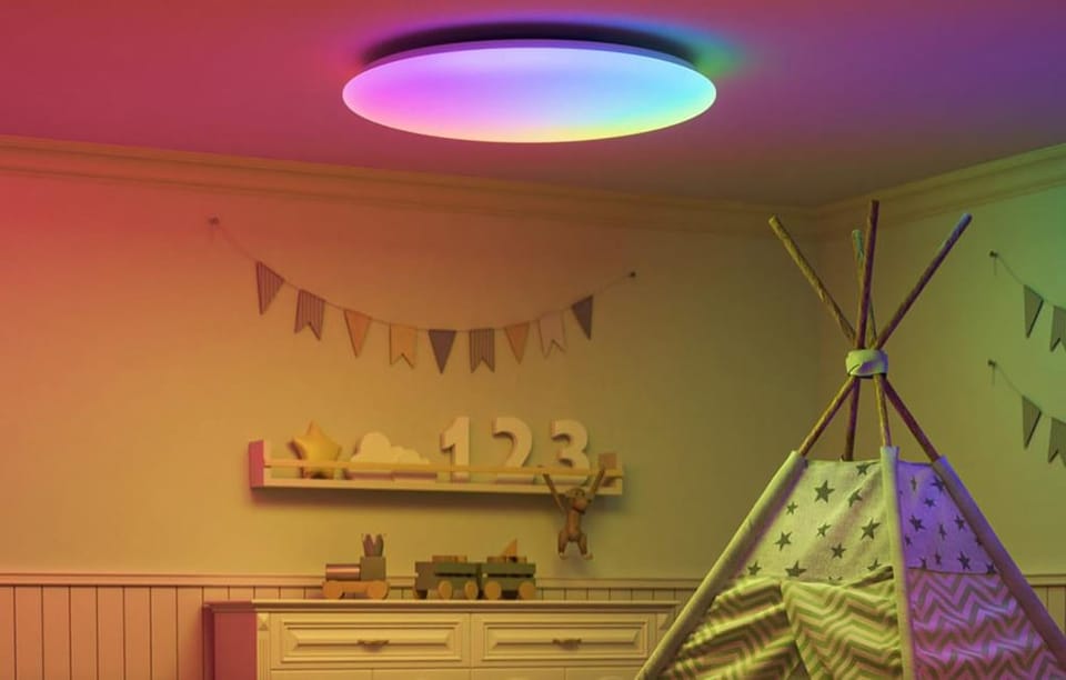 Kolorowa lampa sufitowa w dziecięcym pokoju z namiotem i ozdobami.