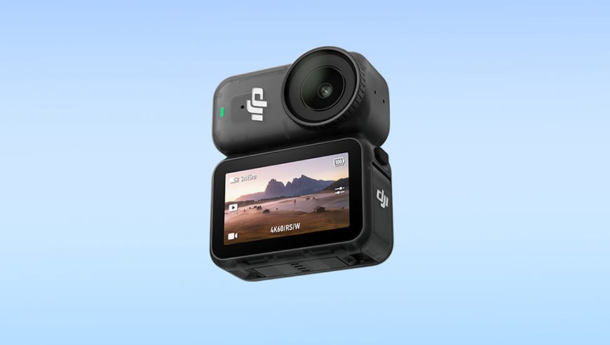 Kamera sportowa DJI Osmo Nano z wyświetlaczem pokazującym krajobraz górski, zawieszona na tle niebieskiego gradientu