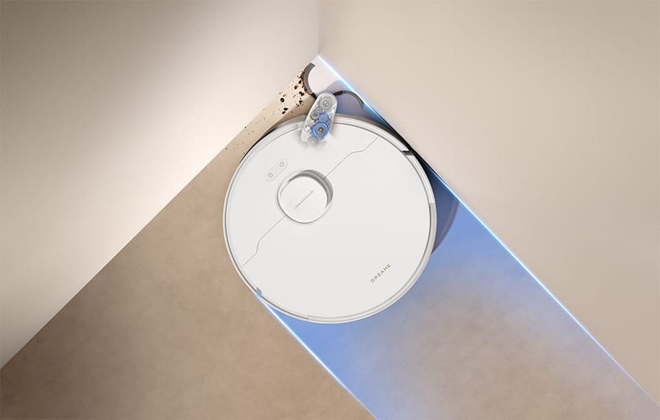  Dreame D20 Pro sprząta w narożniku przy ścianie, zbierając zabrudzenia zgromadzone w rogu.