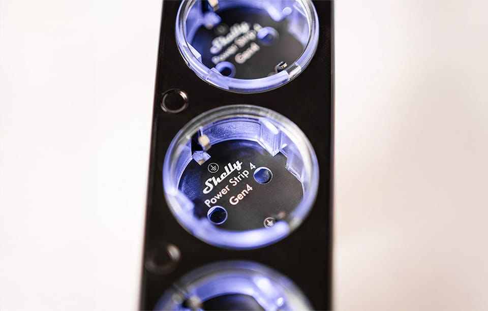 Zbliżenie na gniazda inteligentnej listwy zasilającej Shelly Power Strip 4 Gen4 z podświetleniem LED.