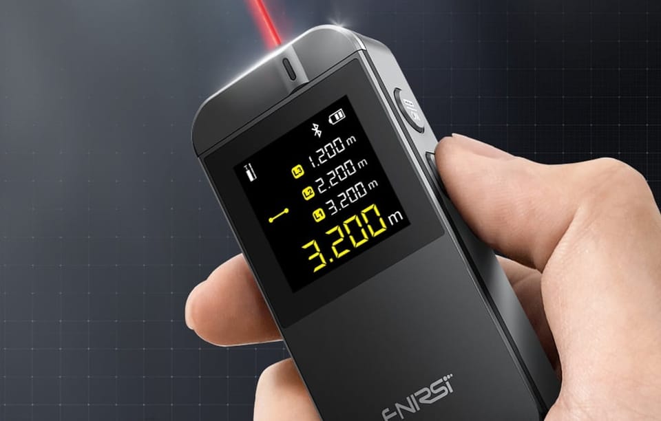 Dalmierz laserowy FNIRSI IR40 trzymany w ręce