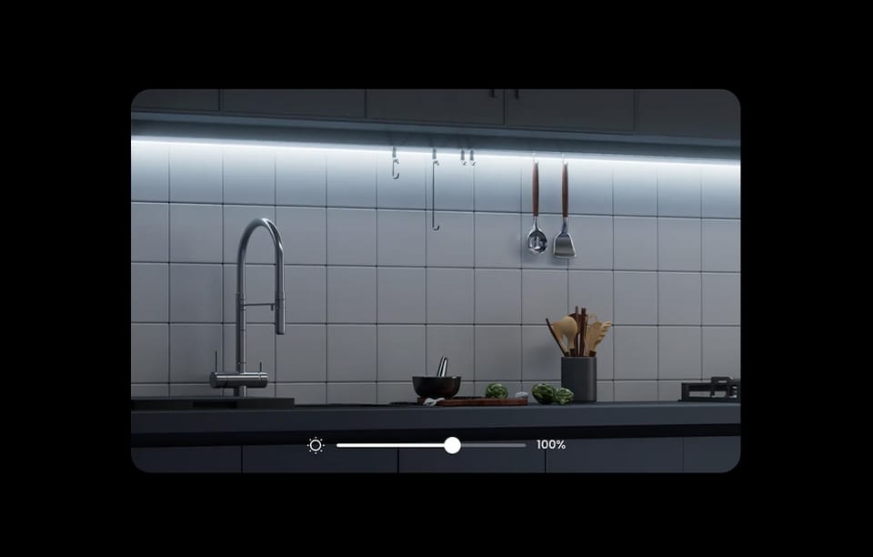 Nowoczesna kuchnia z białymi kafelkami i taśmą LED pod szafkami, suwak jasności ustawiony na 100%